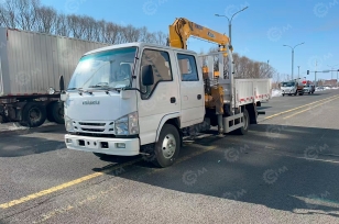 Бортовой грузовик ISUZU 4x2 дв 96 kw (Двойная кабина) гп 2,5т тонны с кму XCMG SQS68 гп 3,2т. 3 секции 7,7м. Фото 1