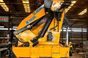 Бортовой грузовик ISUZU 6x4 дв 219kw c кму XCMG KSQZ300.4 гп 11,8т, стрела 11,4м, кузов 7200*2450*550. Фото 3