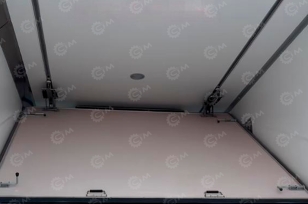 Фургон рефрижератор на шасси ISUZU 4х4 дв 94kw (фургон 4000x1900x1800, холодильная установка Carrier C-400) с боковой дверью, высота пола кузова от уровня земли 1,1 м, перегородка внутри кузова. Фото 2