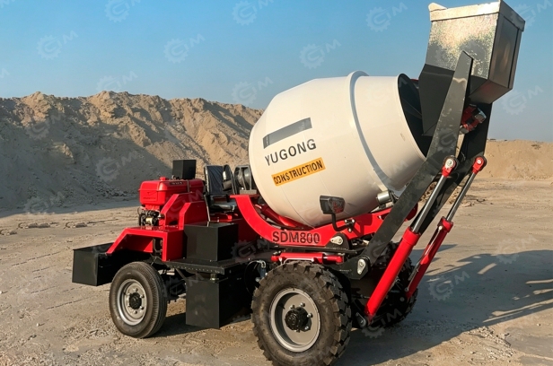 Самозагружающий самоходный бетоносмеситель YUGONG SDM800, с навесом. Фото 2