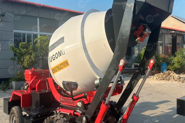 Самозагружающий самоходный бетоносмеситель YUGONG SDM800, с навесом. Фото 3