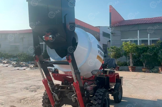 Самозагружающий самоходный бетоносмеситель YUGONG SDM800, с навесом. Фото 4