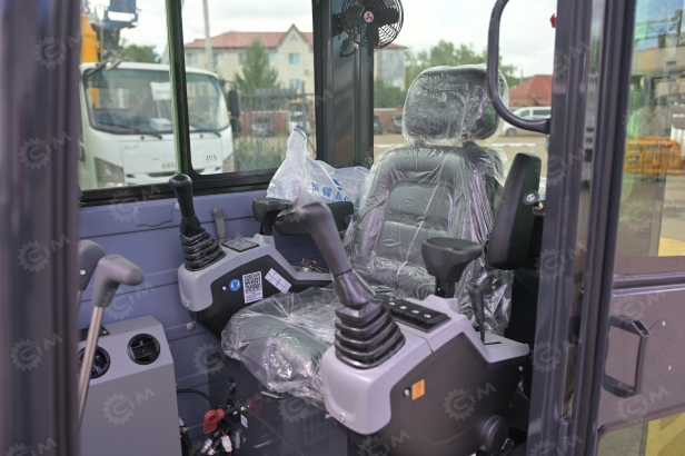 Мини-экскаватор RIPPA R350 с поворотной стрелой, дв Kubota V1505, 4 цилиндра с быстросъемом, двухканальный контур, дополнительная гидролиния. Фото 8