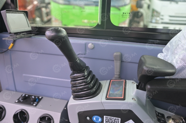 Мини-экскаватор RIPPA R350 с поворотной стрелой, дв Kubota V1505, 4 цилиндра с быстросъемом, двухканальный контур, дополнительная гидролиния. Фото 9