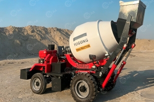 Самозагружающий самоходный бетоносмеситель YUGONG SDM800, с навесом. Фото 2