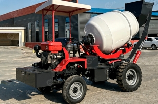 Самозагружающий самоходный бетоносмеситель YUGONG SDM800, с навесом. Фото 1