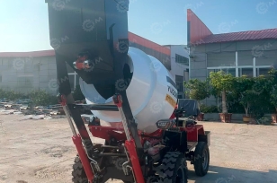 Самозагружающий самоходный бетоносмеситель YUGONG SDM800, с навесом. Фото 4