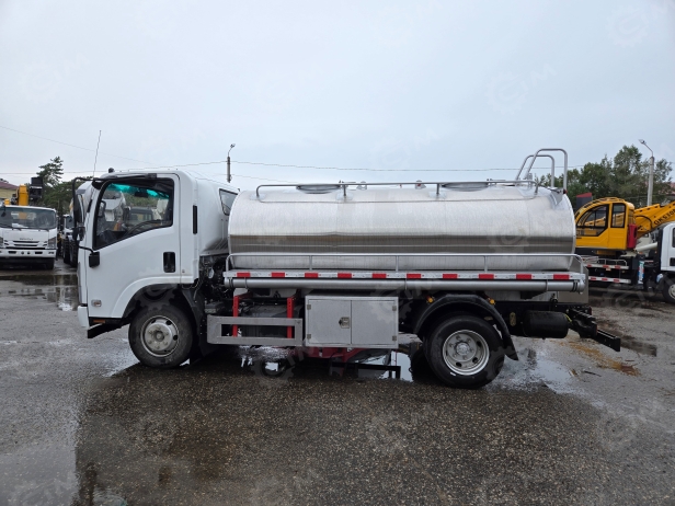 Автоцистерна на шасси ISUZU 4х2 дв 139kw цистерна 5м3 для перевозки питьевой воды, 2 отсека оснащенные трубопроводами, площадки по бокам, ящик из нержавеющей стали, 2 трубы по бокам. Фото 6