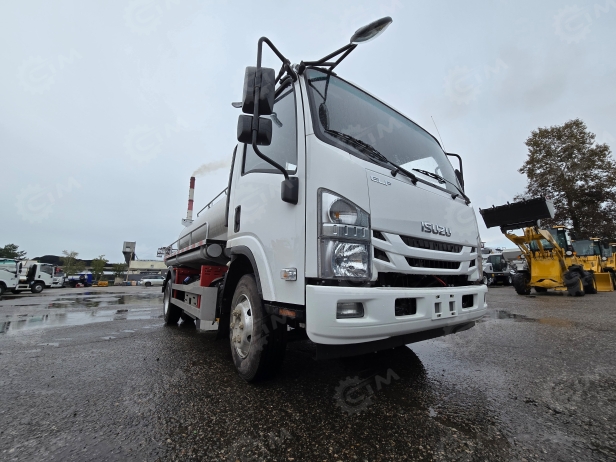Автоцистерна на шасси ISUZU 4х2 дв 139kw цистерна 5м3 для перевозки питьевой воды, 2 отсека оснащенные трубопроводами, площадки по бокам, ящик из нержавеющей стали, 2 трубы по бокам. Фото 8