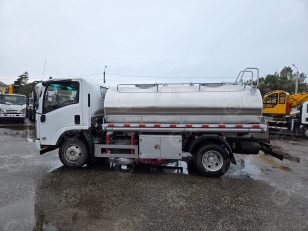 Автоцистерна на шасси ISUZU 4х2 дв 139kw цистерна 5м3 для перевозки питьевой воды, 2 отсека оснащенные трубопроводами, площадки по бокам, ящик из нержавеющей стали, 2 трубы по бокам. Фото 6