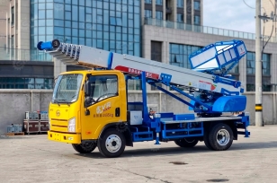 Автолестница на шасси ISUZU 4Х2  дв 94kw высота подъёма 32м. Фото 1