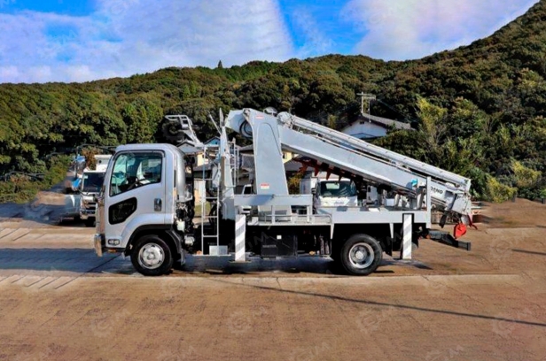 Автокран на шасси ISUZU 4x2 дв 151kw крановая установка WANBANG SQS503 гп 5т 3 секций отрицательная стрела 14м, бур (для мягкой земли) 12м диаметр 630мм, корзина. Фото 2