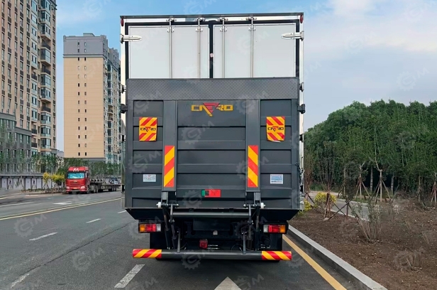 Фургон изотермический на шасси ISUZU 4х2 дв 139 kw гп 5т (фургон 6200х2400х2400mm) боковые двери с двух сторон, гидроборт. Фото 3