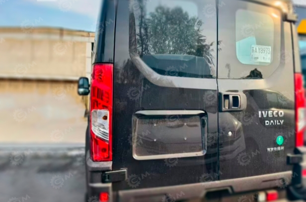 Автобус IVECO 4х4 8 мест (включая водителя) дв 132kw 2,8л АКПП повышенная проходимость. Фото 2