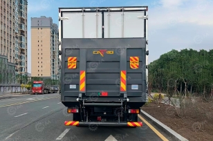 Фургон изотермический на шасси ISUZU 4х2 дв 139 kw гп 5т (фургон 6200х2400х2400mm) боковые двери с двух сторон, гидроборт. Фото 3