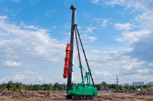 Гидравлическая гусеничная сваебойная установка SPR95 с молотом D30-52 размер сваи 350х350. Фото 1