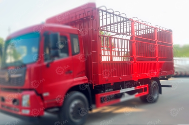 Бортовой грузовик ISUZU 4x2 дв.139kw кузов 4200х2100х1800 для перевозки скота (коровы 4шт). Фото 3
