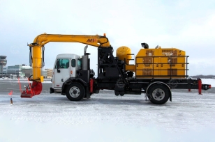 Снегоуборочная машина с воздуходувным устройством на шасси ISUZU 4x2 дв 164kw. Фото 1