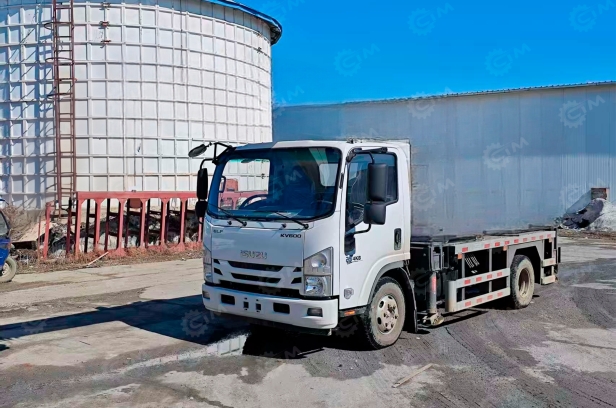 Ассенизатор (вакуумная машина) на шасси ISUZU 4x2 дв103KW бочка 5м3 насос XD-240 без поворотной стрелы, подогреватель Webasto, моечная машина Black Cat, проблесковый маячок. Фото 3