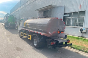 Ассенизатор (вакуумная машина) на шасси ISUZU 4x2 дв103KW бочка 5м3 насос XD-240 без поворотной стрелы, подогреватель Webasto, моечная машина Black Cat, проблесковый маячок. Фото 1