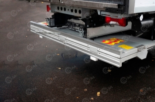 Фургон изотермический на шасси ISUZU 4х2 дв 139 kw гп 5т (фургон 6200х2400х2400mm) боковые двери с двух сторон, гидроборт-слайдер. Фото 2