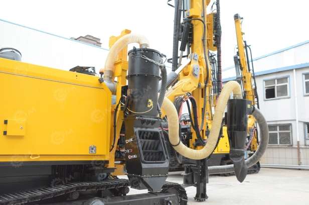 Буровая установка JINKE JK830-2(аналог Atlas Copco FlexiROC D65 RС) система смазки станка, система водяного пылеподавления, ограждение на крыше бурового станка, система пожаротушения, ПДУ. Фото 3