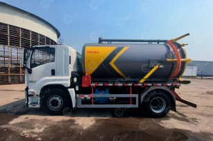 Илосос на шасси ISUZU 4x2 дв 165KW бочка 12м3 насос SK-15 900м3/ч 3 шаровых крана DN100. Фото 1