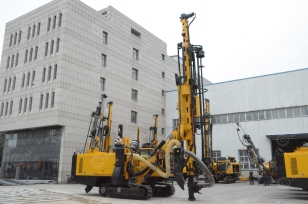 Буровая установка JINKE JK830-2(аналог Atlas Copco FlexiROC D65 RС) система смазки станка, система водяного пылеподавления, ограждение на крыше бурового станка, система пожаротушения, ПДУ. Фото 2