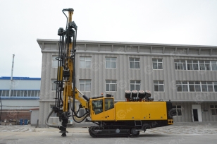 Буровая установка JINKE JK830-2(аналог Atlas Copco FlexiROC D65 RС) система смазки станка, система водяного пылеподавления, ограждение на крыше бурового станка, система пожаротушения, ПДУ. Фото 1