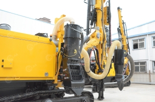 Буровая установка JINKE JK830-2(аналог Atlas Copco FlexiROC D65 RС) система смазки станка, система водяного пылеподавления, ограждение на крыше бурового станка, система пожаротушения, ПДУ. Фото 3