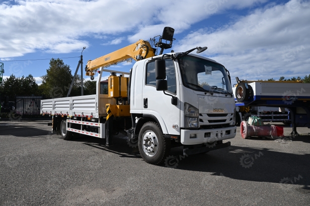 Бортовой грузовик ISUZU 4x2 дв 139kw гп 6т c КМУ XCMG SQS157 гп 6,3т 4 секции 12.8м кузов 6000*2400*550 колеса 8.25R20 спальник задние аутригеры. Фото 2