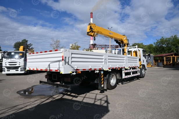 Бортовой грузовик ISUZU 4x2 дв 139kw гп 6т c КМУ XCMG SQS157 гп 6,3т 4 секции 12.8м кузов 6000*2400*550 колеса 8.25R20 спальник задние аутригеры. Фото 3