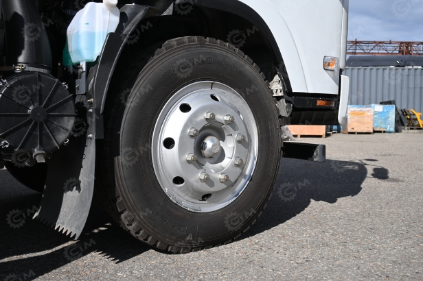Бортовой грузовик ISUZU 4x2 дв 139kw гп 6т c КМУ XCMG SQS157 гп 6,3т 4 секции 12.8м кузов 6000*2400*550 колеса 8.25R20 спальник задние аутригеры. Фото 6