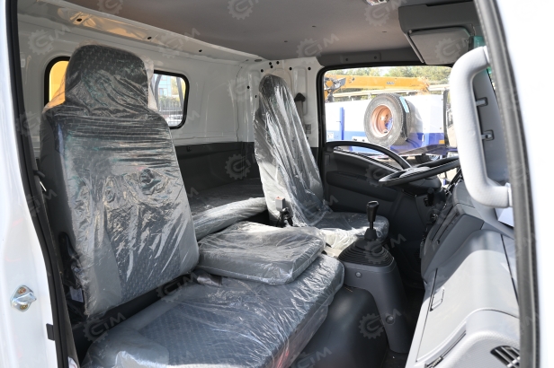 Бортовой грузовик ISUZU 4x2 дв 139kw гп 6т c КМУ XCMG SQS157 гп 6,3т 4 секции 12.8м кузов 6000*2400*550 колеса 8.25R20 спальник задние аутригеры. Фото 13