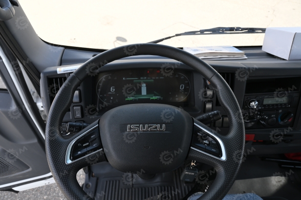 Бортовой грузовик ISUZU 4x2 дв 139kw гп 6т c КМУ XCMG SQS157 гп 6,3т 4 секции 12.8м кузов 6000*2400*550 колеса 8.25R20 спальник задние аутригеры. Фото 25