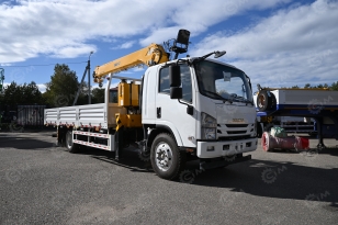 Бортовой грузовик ISUZU 4x2 дв 139kw гп 6т c КМУ XCMG SQS157 гп 6,3т 4 секции 12.8м кузов 6000*2400*550 колеса 8.25R20 спальник задние аутригеры. Фото 2