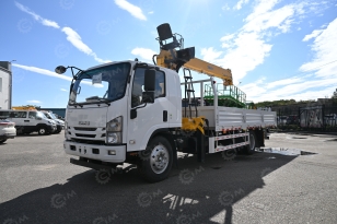 Бортовой грузовик ISUZU 4x2 дв 139kw гп 6т c КМУ XCMG SQS157 гп 6,3т 4 секции 12.8м кузов 6000*2400*550 колеса 8.25R20 спальник задние аутригеры. Фото 1