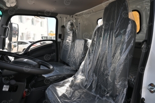 Бортовой грузовик ISUZU 4x2 дв 139kw гп 6т c КМУ XCMG SQS157 гп 6,3т 4 секции 12.8м кузов 6000*2400*550 колеса 8.25R20 спальник задние аутригеры. Фото 9