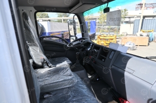 Бортовой грузовик ISUZU 4x2 дв 139kw гп 6т c КМУ XCMG SQS157 гп 6,3т 4 секции 12.8м кузов 6000*2400*550 колеса 8.25R20 спальник задние аутригеры. Фото 12