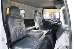 Бортовой грузовик ISUZU 4x2 дв 139kw гп 6т c КМУ XCMG SQS157 гп 6,3т 4 секции 12.8м кузов 6000*2400*550 колеса 8.25R20 спальник задние аутригеры. Фото 13