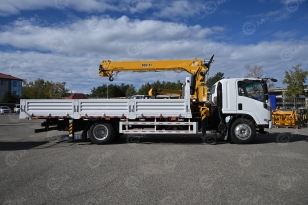 Бортовой грузовик ISUZU 4x2 дв 139kw гп 6т c КМУ XCMG SQS157 гп 6,3т 4 секции 12.8м кузов 6000*2400*550 колеса 8.25R20 спальник задние аутригеры. Фото 16