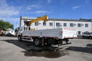 Бортовой грузовик ISUZU 4x2 дв 139kw гп 6т c КМУ XCMG SQS157 гп 6,3т 4 секции 12.8м кузов 6000*2400*550 колеса 8.25R20 спальник задние аутригеры. Фото 17