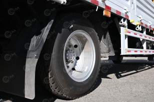 Бортовой грузовик ISUZU 4x2 дв 139kw гп 6т c КМУ XCMG SQS157 гп 6,3т 4 секции 12.8м кузов 6000*2400*550 колеса 8.25R20 спальник задние аутригеры. Фото 20