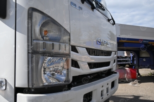 Бортовой грузовик ISUZU 4x2 дв 139kw гп 6т c КМУ XCMG SQS157 гп 6,3т 4 секции 12.8м кузов 6000*2400*550 колеса 8.25R20 спальник задние аутригеры. Фото 21
