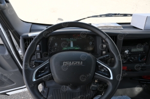 Бортовой грузовик ISUZU 4x2 дв 139kw гп 6т c КМУ XCMG SQS157 гп 6,3т 4 секции 12.8м кузов 6000*2400*550 колеса 8.25R20 спальник задние аутригеры. Фото 25
