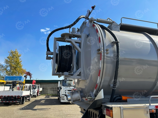 Илосос с размывом (каналопромывочная) на шасси ISUZU 6x4 дв 309kw бочка для сточных вод 15 м³, чистой воды 5м³ насос JUROP DL300 задняя крышка открывается, нержавеющий отражатель, насос PINFU255, ПДУ. Фото 21