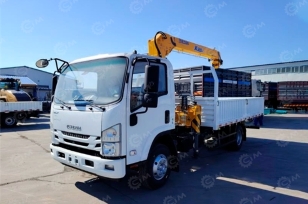 Бортовой грузовик ISUZU 4x4 дв 96kw кму XCMG SQS68-3, гп 3,2т стрела 7,7м кузов 4500х2400х550mm. Фото 1