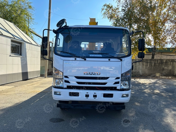 Бортовой грузовик ISUZU 4x2 дв 139kw гп 6 тонн с КМУ XCMG SQS125-4 гп 5 т., 4 секции, стрела 11,2 м, со спальником, задние аутригеры, корзина, ПДУ, колеса с 8 шпильками. Фото 3