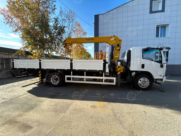 Бортовой грузовик ISUZU 4x2 дв 139kw гп 6 тонн с КМУ XCMG SQS125-4 гп 5 т., 4 секции, стрела 11,2 м, со спальником, задние аутригеры, корзина, ПДУ, колеса с 8 шпильками. Фото 4