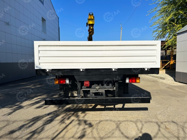 Бортовой грузовик ISUZU 4x2 дв 139kw гп 6 тонн с КМУ XCMG SQS125-4 гп 5 т., 4 секции, стрела 11,2 м, со спальником, задние аутригеры, корзина, ПДУ, колеса с 8 шпильками. Фото 6